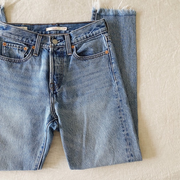 Levi’s Wedgie Frayed Jeans - Picture 9 of 11